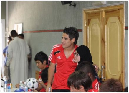 الكولومبي ماوريسيو مولينا يلتقط صورة تذكارية مع إحدى الجاليات الكورية