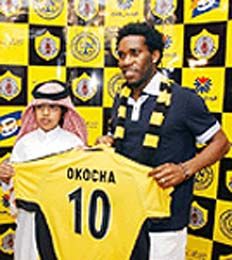 اوكوشا يعرض قميص قطر بعد توقيع العقد 