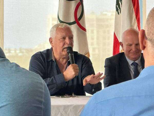 من الاجتماع