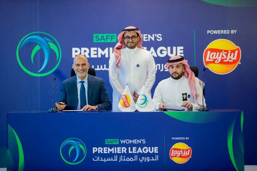 جانب من التوقيع