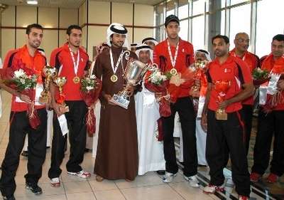 ناصر بن حمد يتوسط نجوم المنتخب