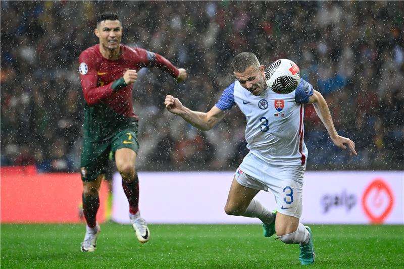 كريستيانو (جهة اليسار)