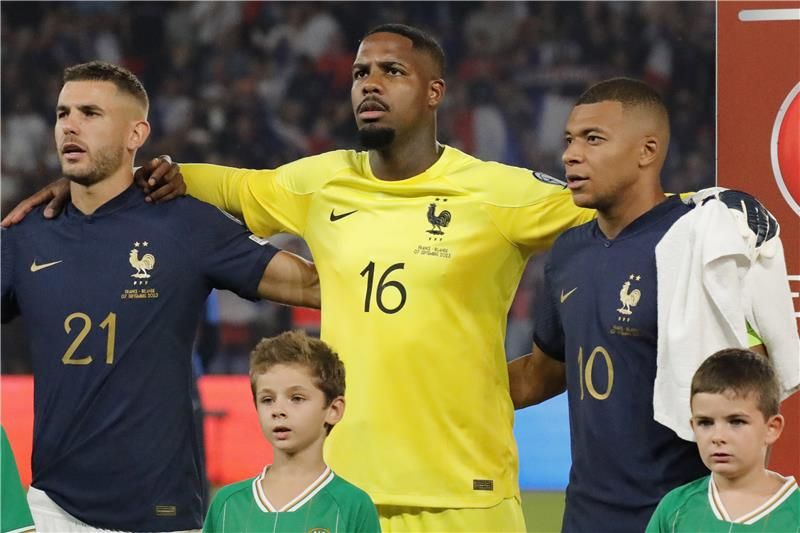 ماينان (في الوسط)