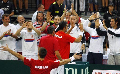 إحتفال نيناد و فيكتور مع الطاقم الفني والإداري لمنتخب صربيا 
