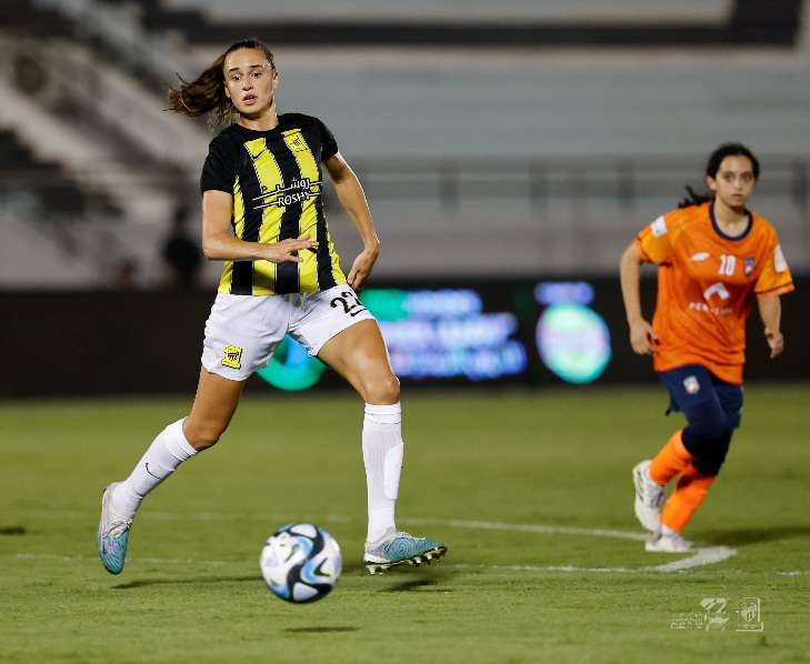 النيجيرية أشلي بلمبتر في لقاء شعلة الشرقية والاتحاد