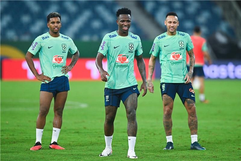 رودريجو مع فينيسيوس ونيمار