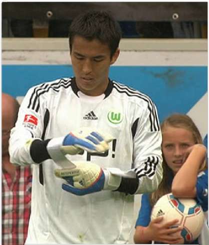 ماكوتو هاسيبي يرتدي القفازات ليحل مكان الحارس المطرود مارفين هيتز