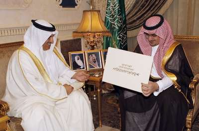 الامير نواف بن فيصل يتسلم الدعوة من الشيخ خالد بن عبدالله ال خليفة  