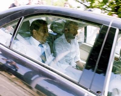 الفرنسي زيدان (يمين) يترك مقر الفيفا بزيوريخ اليوم بعد الجلسة