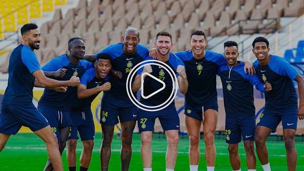 رونالدو يتوسط لاعبي النصر