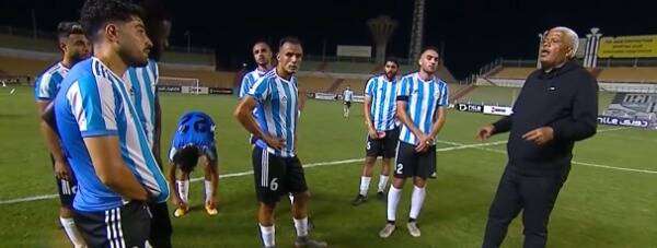 عبد الرازق مع لاعبي الداخلية