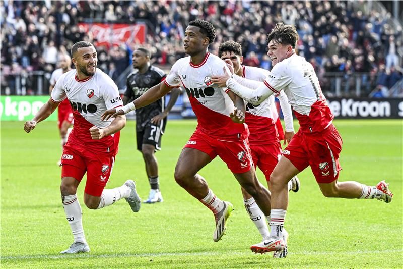 جانب من لقاء أياكس وأوتريخت