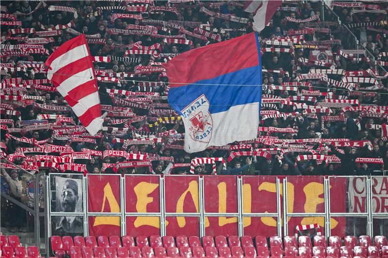 مشجعين لفريق النجم الأحمر