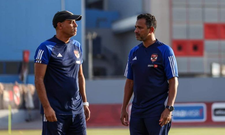 خالد بيبو (يسار) مع المدرب العام للأهلي