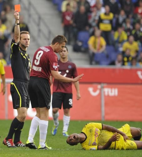 لحظه طرد مهاجم هانوفر البولندي ارتور سوبيتش