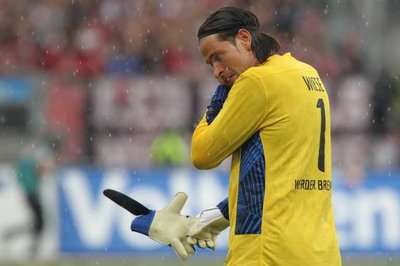 تيم فيزه حارس فيردر بريمن لحظه خروجه مطروداً بمباراة فريقه الاخيرة