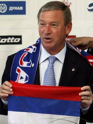 كليمنتي يرفع العلم الصربي<BR> أثناء المؤتمر الصحفي يوم الجمعة