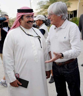 الشيخ عبدالله بن عيسى ال خليفة يتحدث مع بيرني ايكلستون 