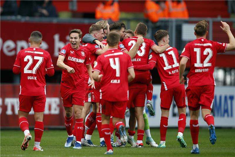 لاعبو تفينتي أنشيخيده