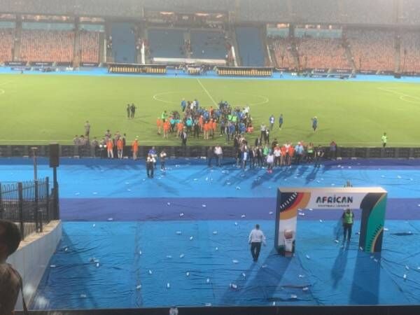 الحكم يغادر الملعب في حراسة الأمن