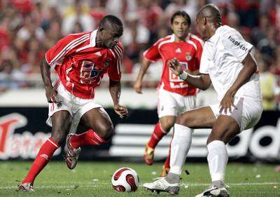 لاعب بنفيكا مانتوراس وصراع علي الكرة