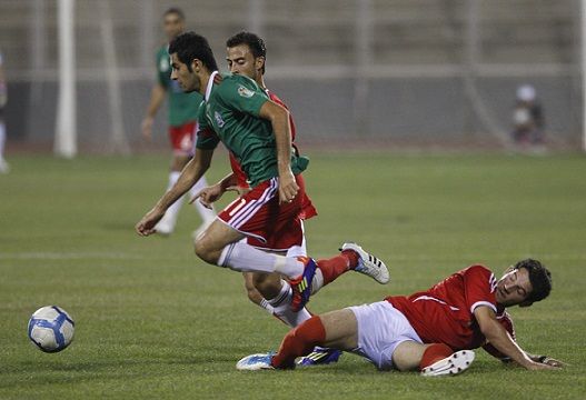 عبدالله ذيب ينطلق بهجمة نحو مرمى العربي 