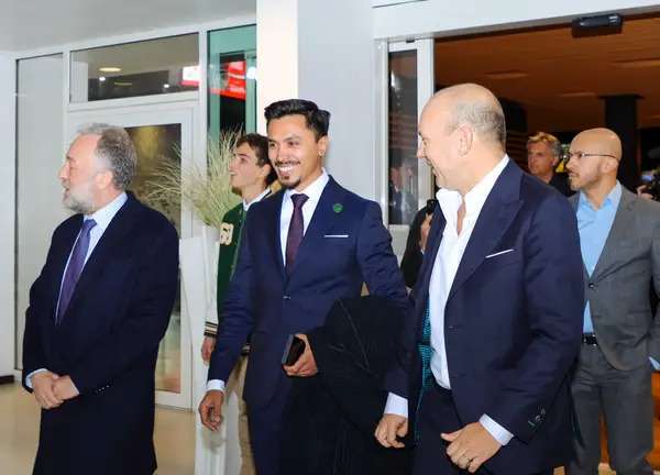 جانب من التوقيع