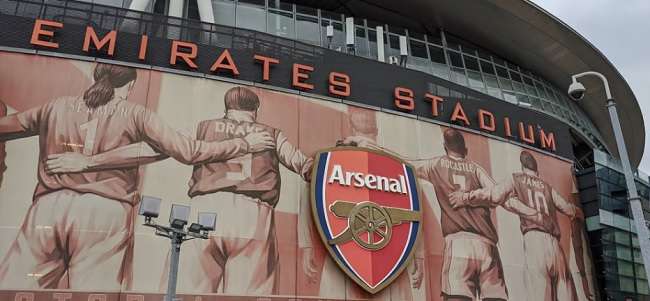 استاد الإمارات