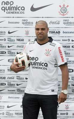 المهاجم البرازيلي أدريانو