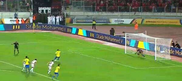 بوطويل يسدد ركلة الجزاء أمام الوداد