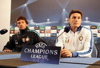 ليوناردو المدرب السابق لنادي إنتر ميلان مع قائد الفريق خافيير زانيتي