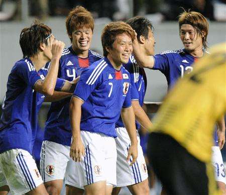 فرحة لاعبي منتخب الياباني الأولمبي بعد فوزهم على ماليزيا