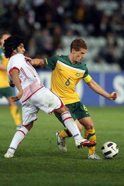 القائد الأسترالي أوليفير بوزانيتش في صراع كروي مع أحد لاعبي منتخب الإمارات