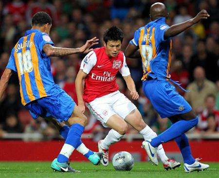 ريو ميايتشي في صراع كروي مع مدافعي فريق  شروزبري تاون 