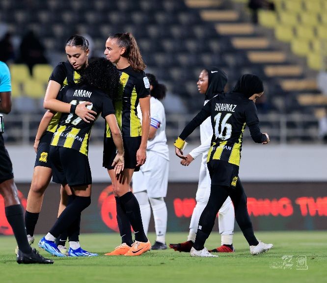 احتفال لاعبات الاتحاد أمام الرياض