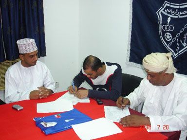 لحظة توقيع العقد 