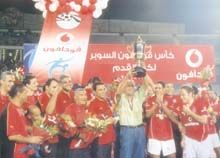 جوزيه يرفع كأس البطولة بين لاعبي الفريق 