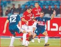 أبو تريكة وسط لاعبي إنبي 