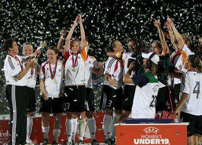 شابات المانيا يرفعن كاس البطولة 