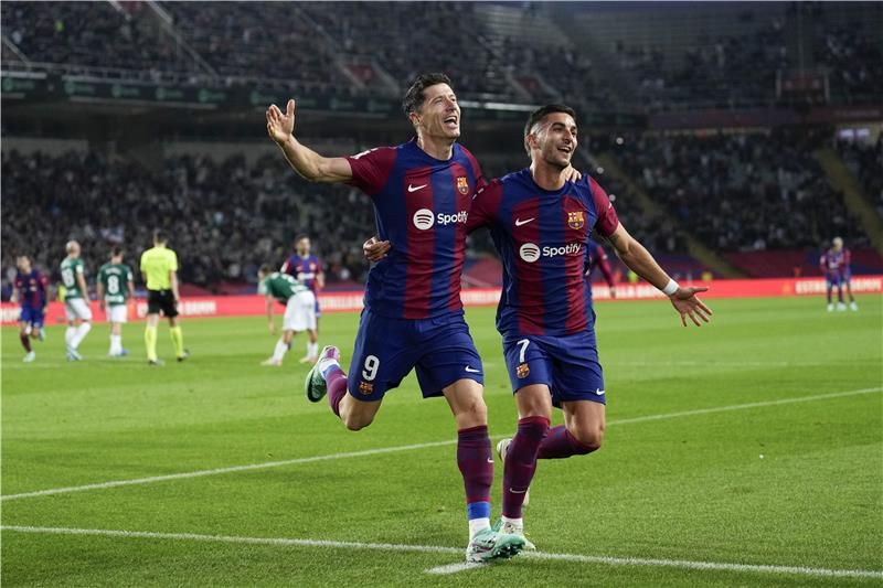 ليفاندوفسكي (جهة اليسار)