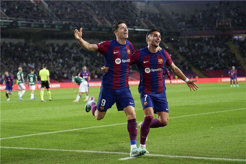 ليفاندوفسكي (جهة اليسار)