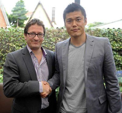 السيد باتريك فانوبين ( يسار ) بجانب الحارس الياباني إيجي كاواشيما