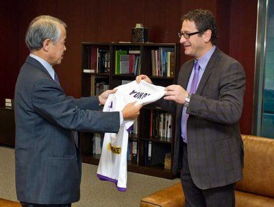 باتريك فانوبين يقدم هدية للسفير الياباني ببلجيكا السيد جون يوكوتا