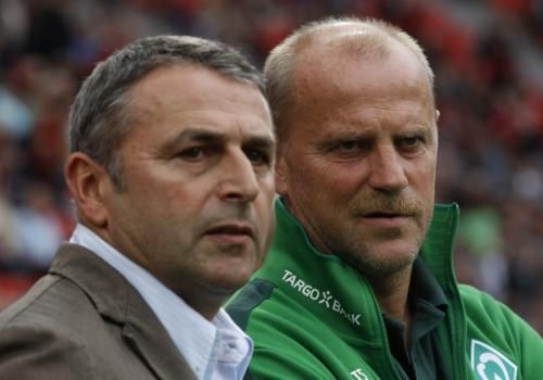 كلاوس ألوفس و على يساره مدرب فيردر بريمن توماس شاف