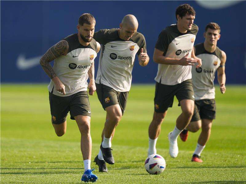 إنييجو مارتينيز (أقصى اليسار)