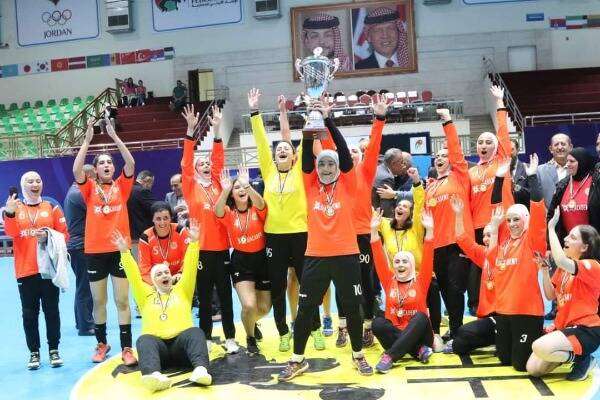 لاعبات عمان بعد التتويج