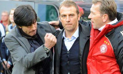 فليك يتوسّط اندرياس كوبكه مدرب حراس المنتخب الالماني و يواكيم لوف مدرب المانشافت