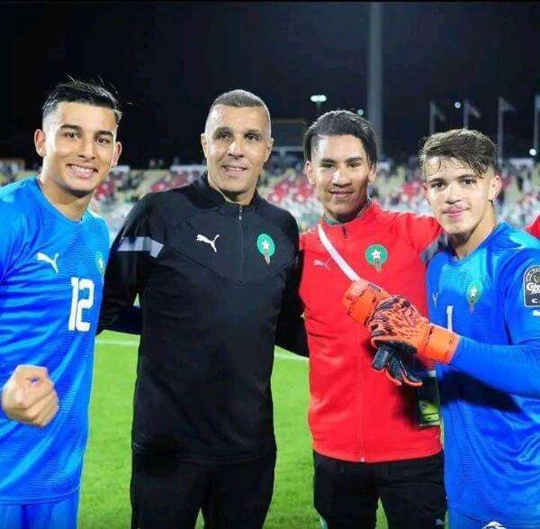 فرحة بنجوزيل مع زملائه