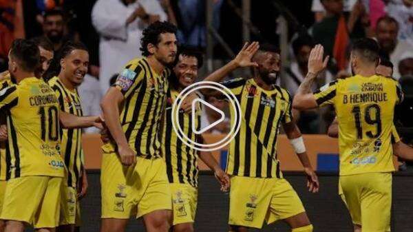 حجازي مع لاعبي اتحاد جدة