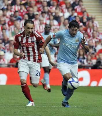 تيفيز يقود مانشستر سيتي في الصراع على قمة الدوري الانجليزي